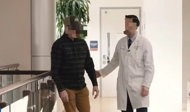 医生和黑色素瘤患者交流