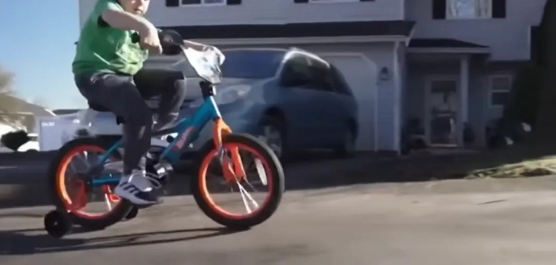 拉罗替你治疗后的脑瘤患儿在骑自行车